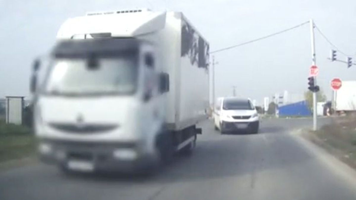 Teherautó mögül kivágva próbált előzni az ámokfutó furgonos, de szemből jött a kamerás - videó
