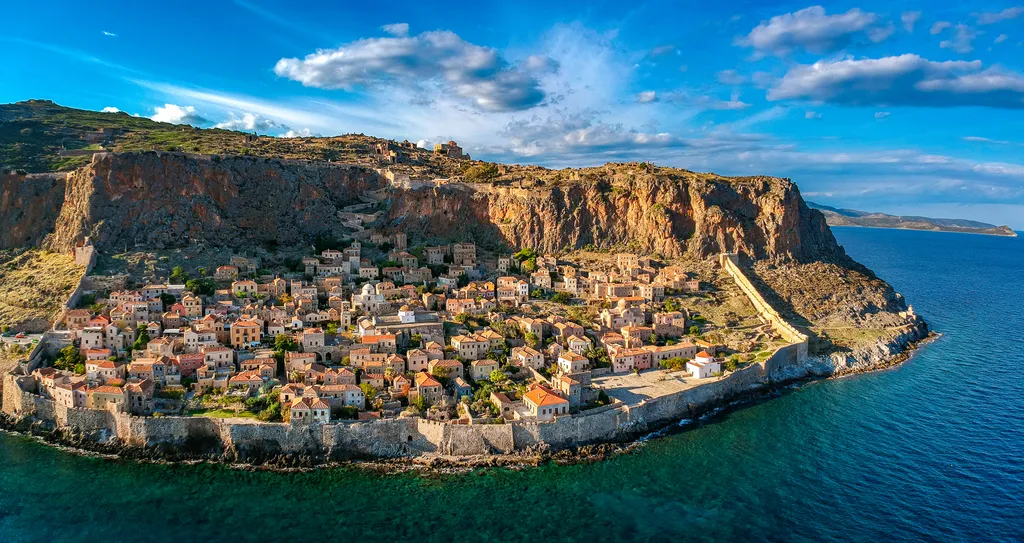 Monemvaszia, görögország, görögország gibraltárja,  Bizánci Birodalom idején, bevehetetlen város, hegy mögötti város