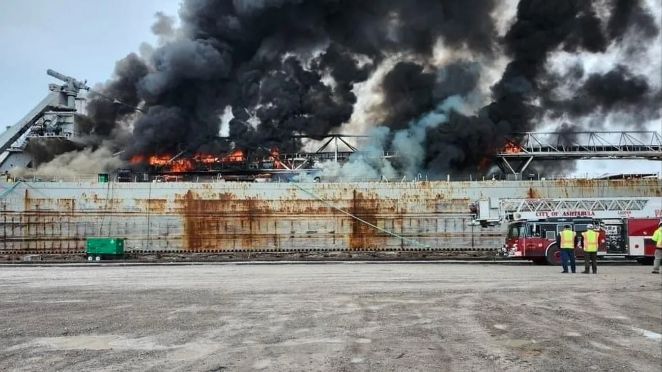 Az amerikai parti őrég által közzétett felvétel a lángoló hajóról