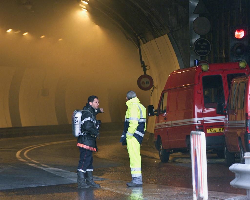 1999. március 24, teherautó kigyulladt, áthajtott, Mont Blanc alagút, Franciaország és Olaszország között, alagút, felénél megállt, égett, 2024. 03. 24., 25. évforduló, régi fotók, most, jelen