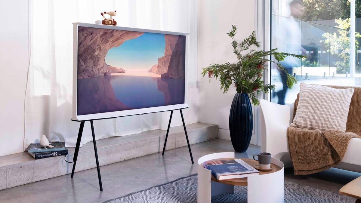 Kipróbáltuk a Samsung the Serif tévét, ami párját ritkítja