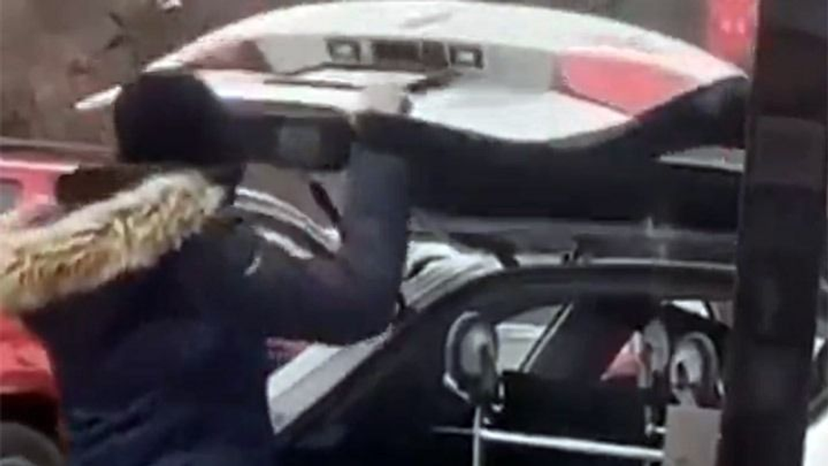 A bevásárlókocsit is haza akarta vinni a BMW-s nő, zseniális, hogyan tanította móresre a sors - videó