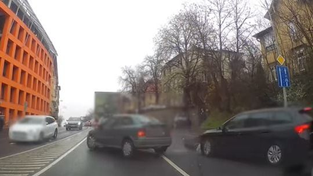 Kamikazeként vetődött be a buszsávból az opeles, pechjére a rendőrök azonnal ott teremtek