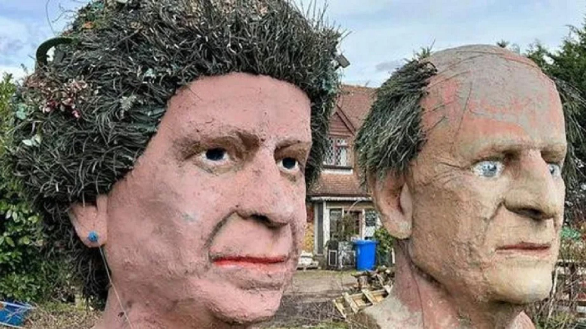 Gigantikus méretű bizarr uralkodói fejeket kezdtek el árulni