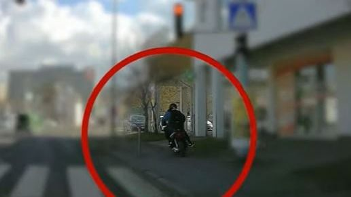 Minden szabályt megszegett a salgótarjáni robogós, a járdán kerülte ki a lámpákat