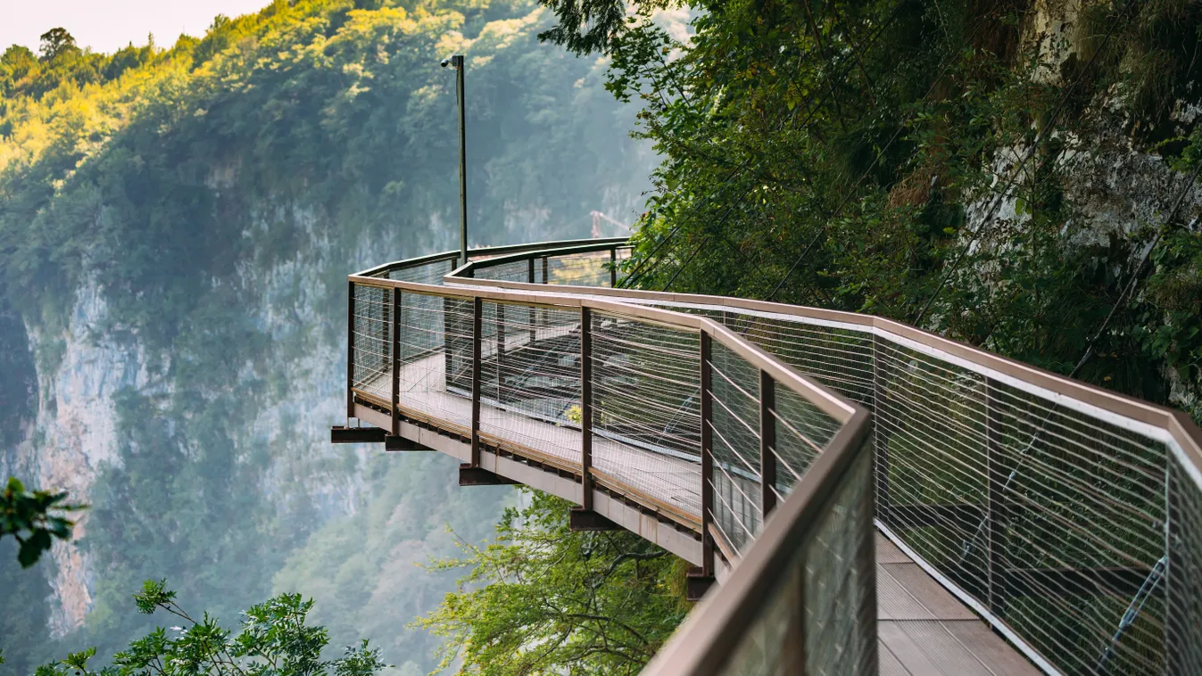 Látványos képek az Okatse-kanyon függőleges szikláihoz rögzített panorámaösvényről, Grúzia, Georgia