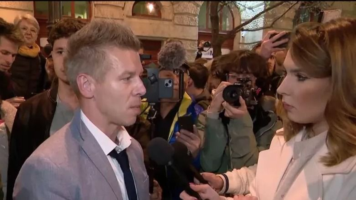 A rendőröknek kellett kimenekíteni a Hír TV stábját a feleségét zsaroló Magyar Péter támogatói miatt