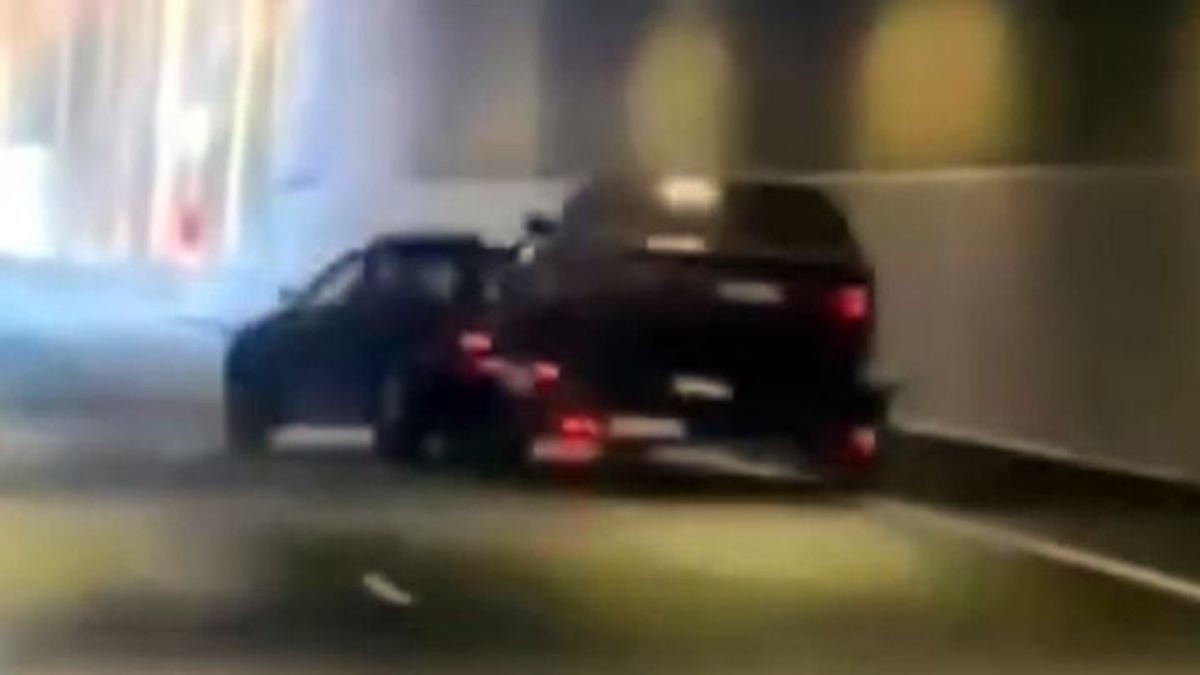 Az utolsó pillanatig küzdött a táncoló utánfutóval, de végül sírás lett a vége - videó