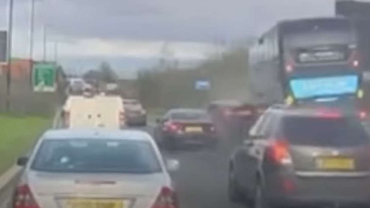 Buszsávban akarta előzni a sort a tahó BMW-s, de nagyon ráfázott