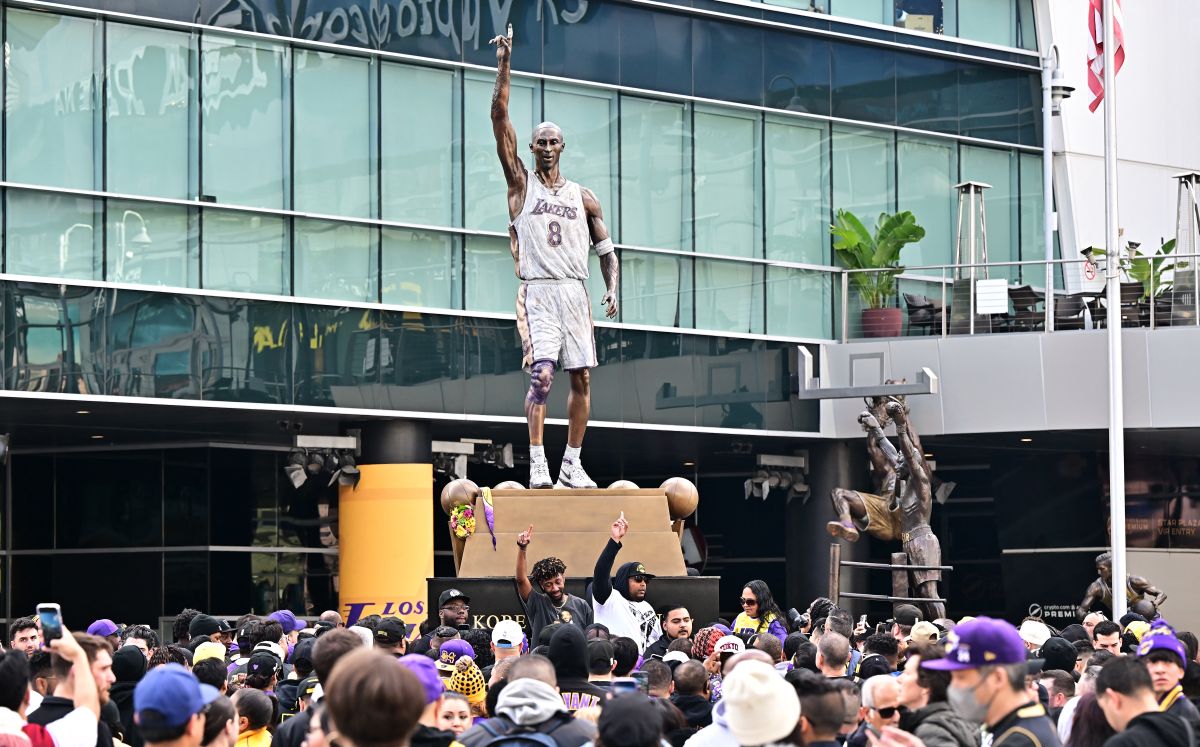 Kobe Bryant, Los Angeles Lakers, szobor