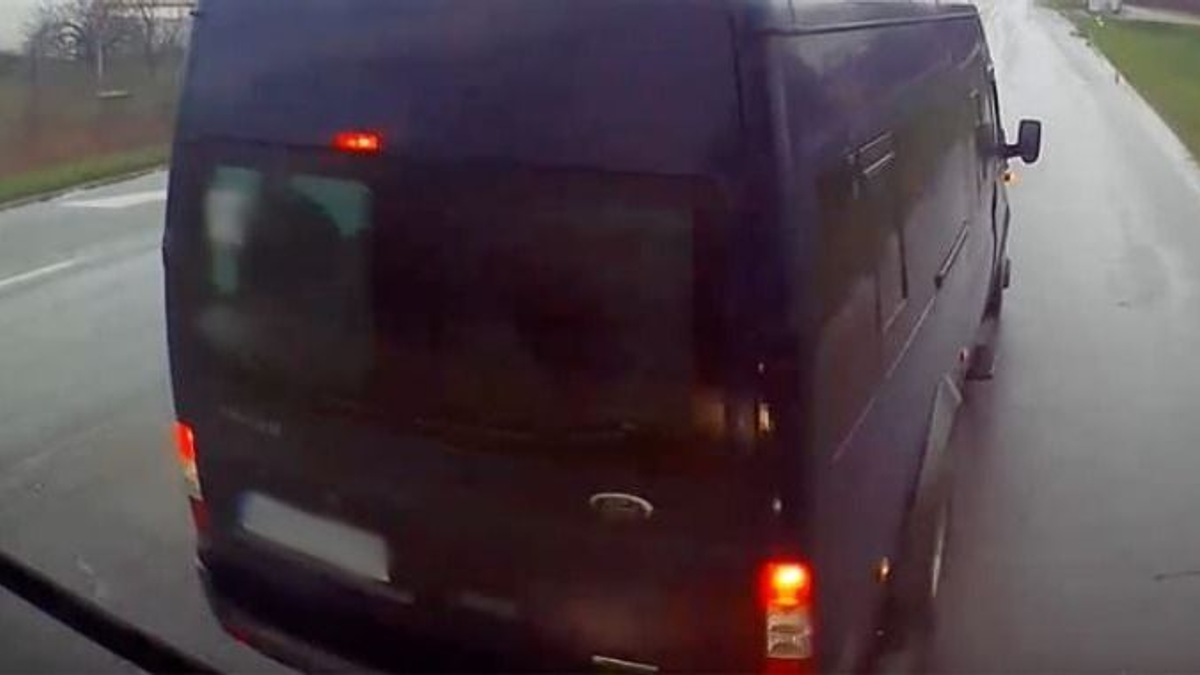 Felforrt az agyvize a kamionostól, gyerekszállító kisbusszal akarta megleckéztetni