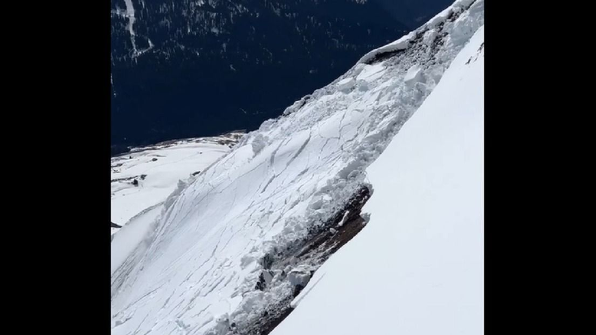 Épp a síelők mellett indult el a lavina - videó