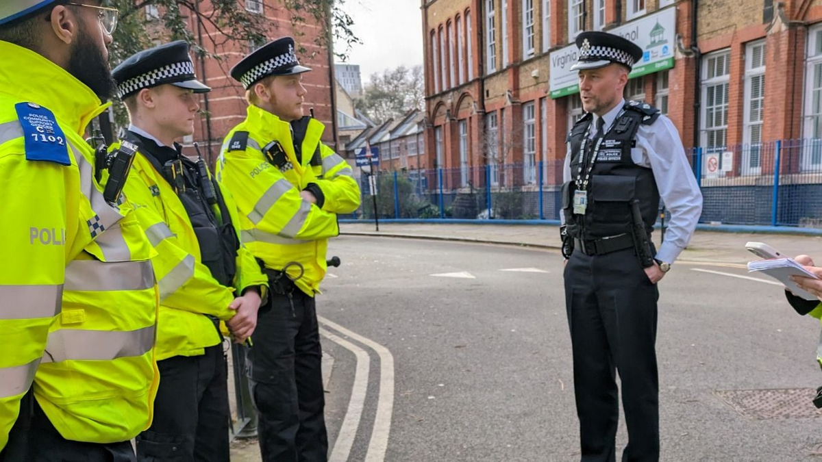 Nyílpuskával lövöldöző férfit tartóztattak le a londoni rendőrök, két ember megsérült