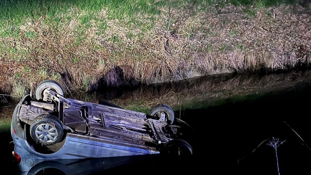 Fejjel lefelé kötött ki a csatornában egy autó Dömsödön, a sofőrje eltűnt - képek
