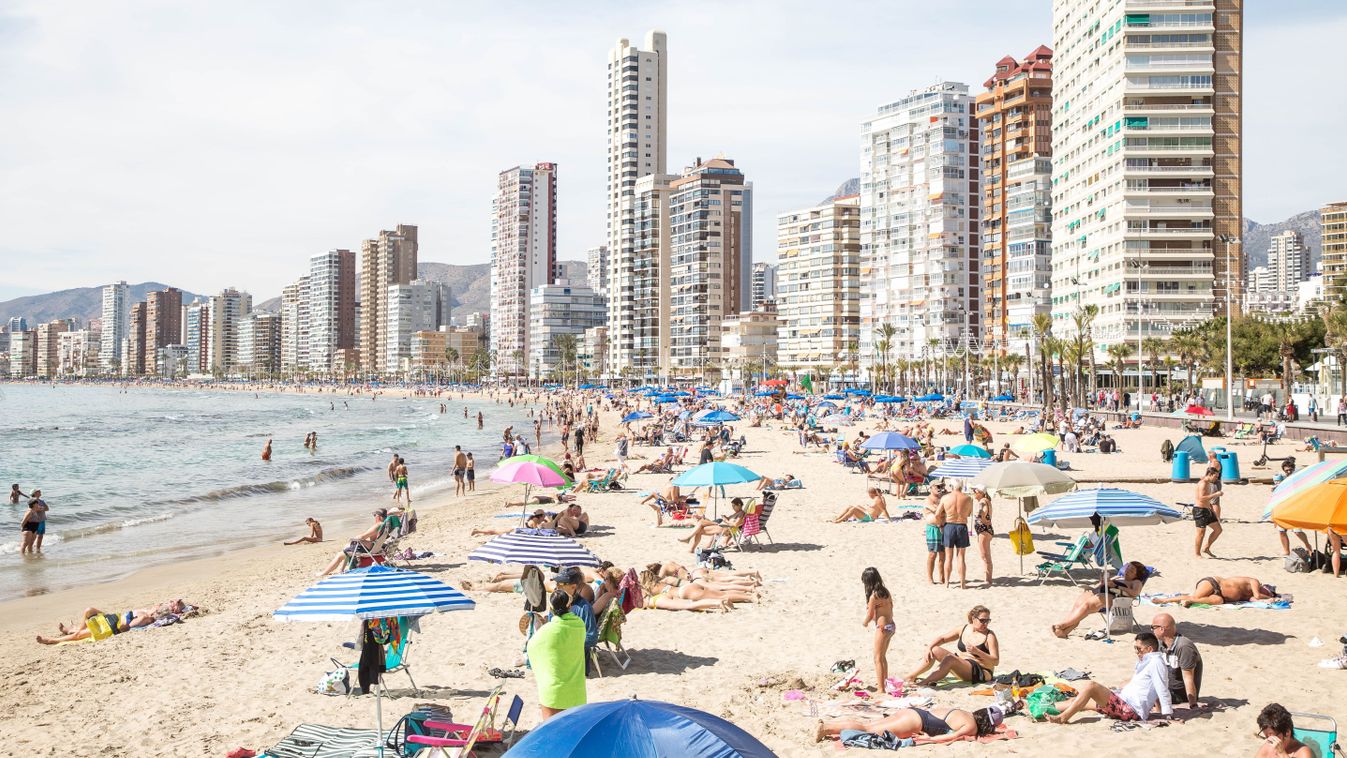 Bathers Visit The Beaches Of Benidorm After The Rise In Temperatures, West Beach Promenade, Tengerpart, Spanyolország