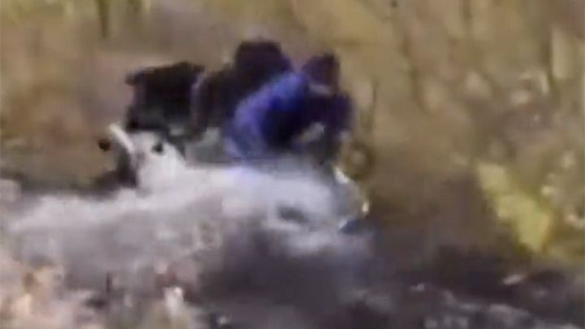 Át akartak száguldani a dagonyán, akkorát repültek, hogy örökre megemlegetik - videó