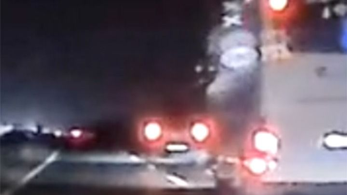 Megelőzött egy buszt a pickupos, majd ritka aljas módon leckéztette meg a sofőrt az M7-esen - videó