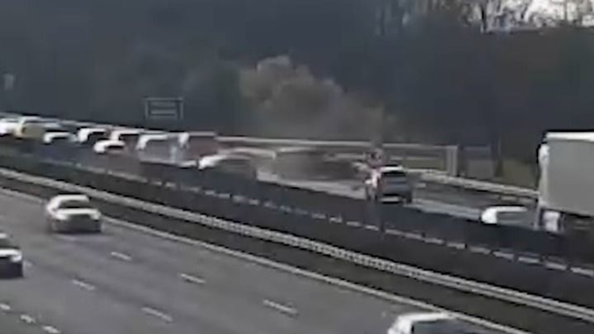 Elbambult egy autós az M7-esen, nagy sebességgel csapódott az álló sorba - videó