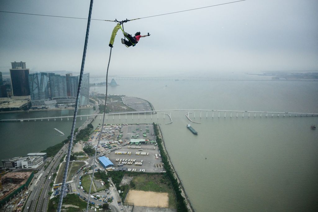 Bungee jumping a Macau Tower tetejéről