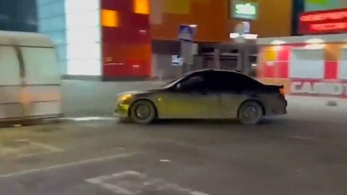 Megérkezett a BMW-s driftmester a parkolóba, két másodperc alatt nekiment az első akadálynak - videó