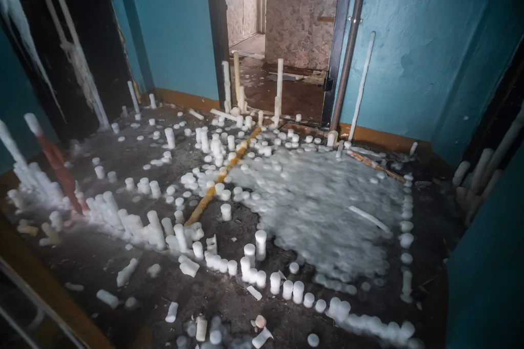 Photographer Captures Incredible Images Of Frozen Russian Apartments In Europe‚Äôs Coldest City