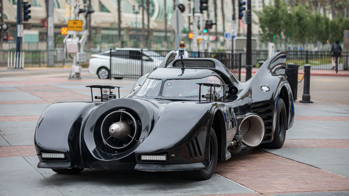 Meghökkentek a német vámosok, amikor egy Batmobil érkezett a határra