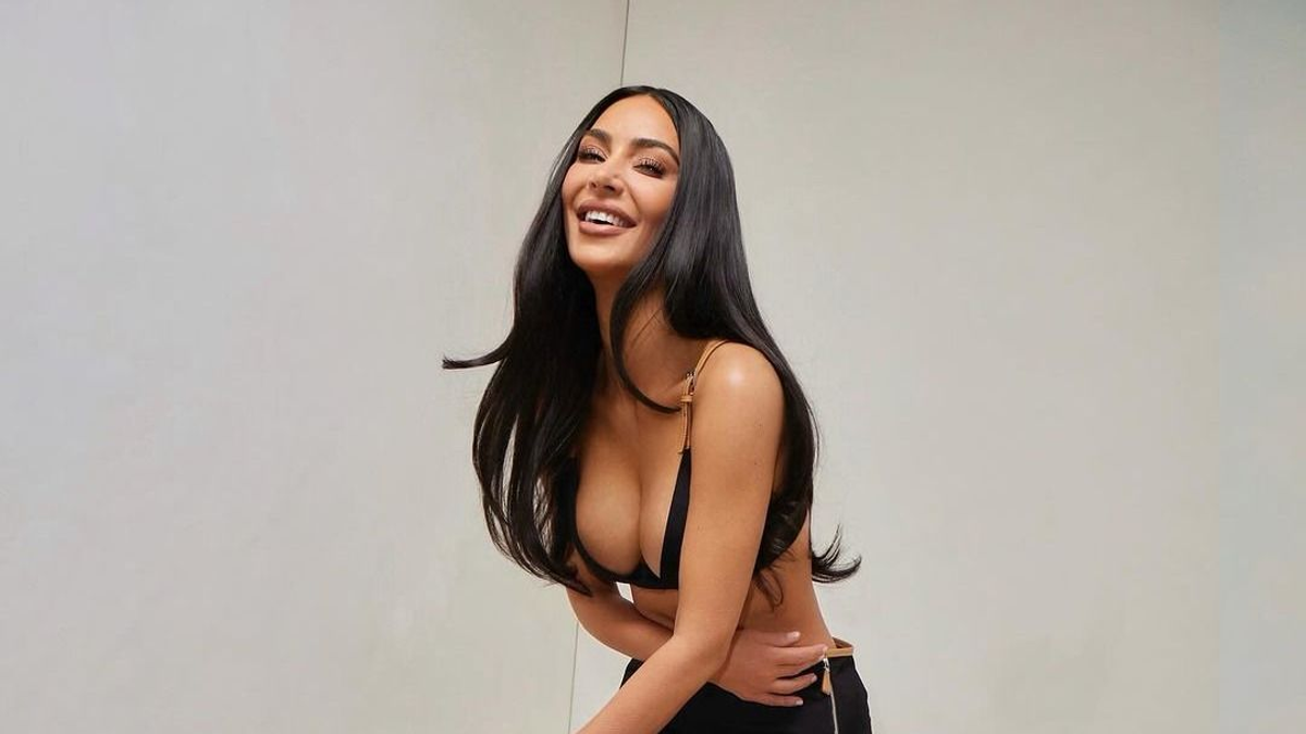 Kim Kardashian félmeztelenül, egy szál bundában jelent meg - kép