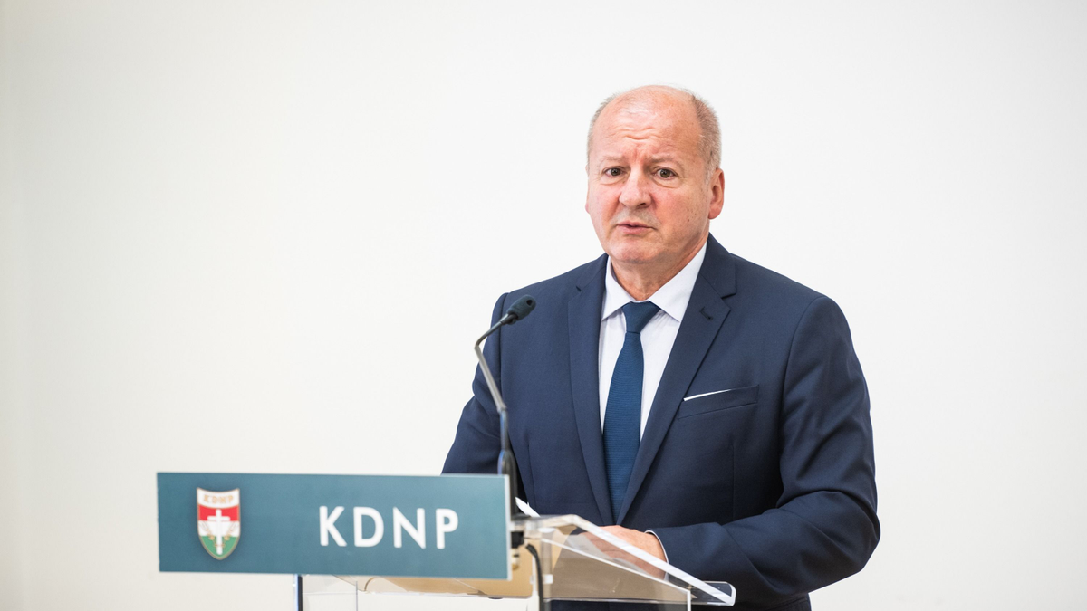 Simicskó István: A pedofíliával gyanúsított férfi cégével áll szerződésben a Gyurcsány pártja vezette önkormányzat