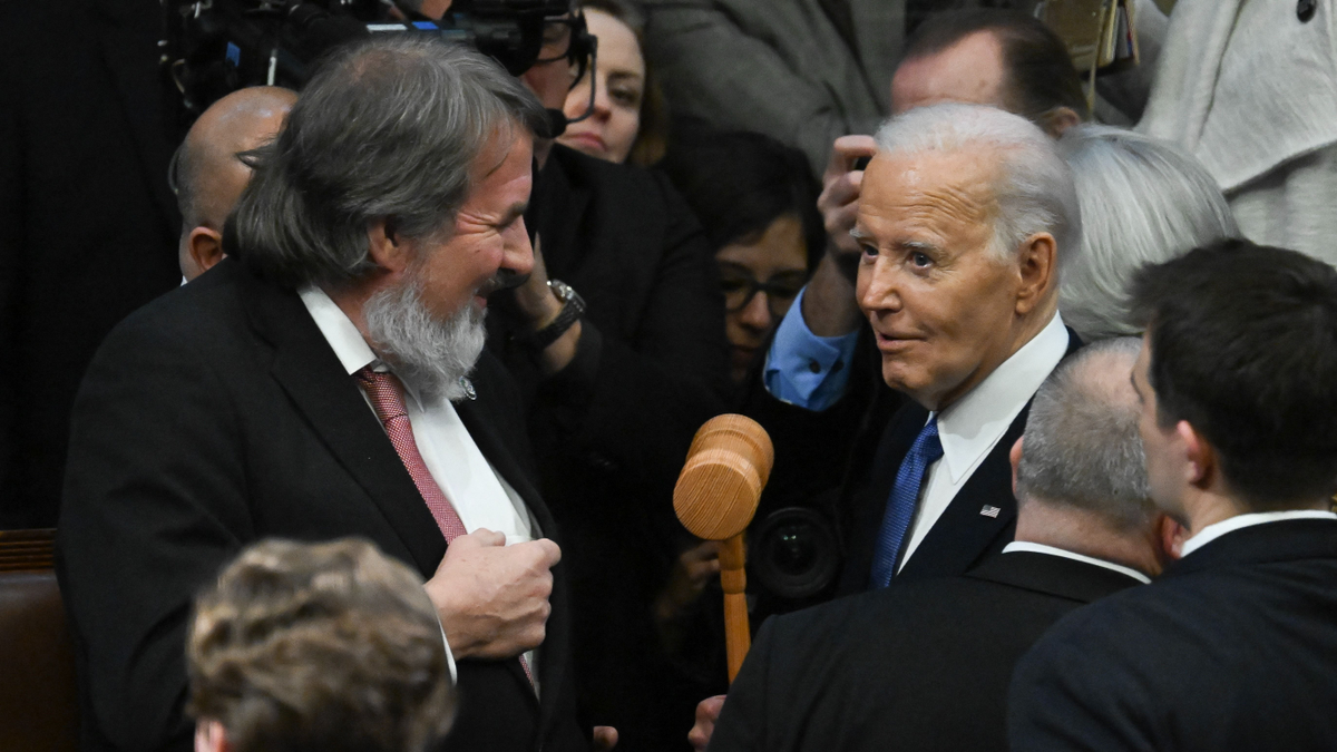 Furcsa megjegyzést tett Biden, bekapcsolva maradt a mikrofonja