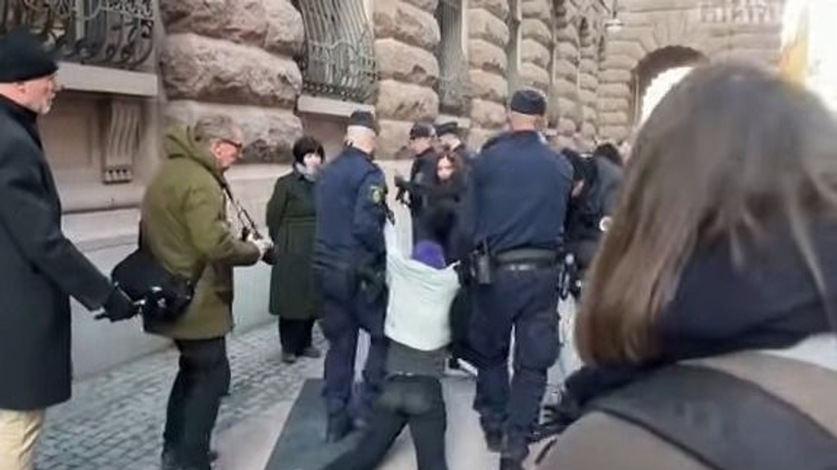 Így mossák fel a járdát a rendőrök Greta Thunberggel a klímahiszti után - videó