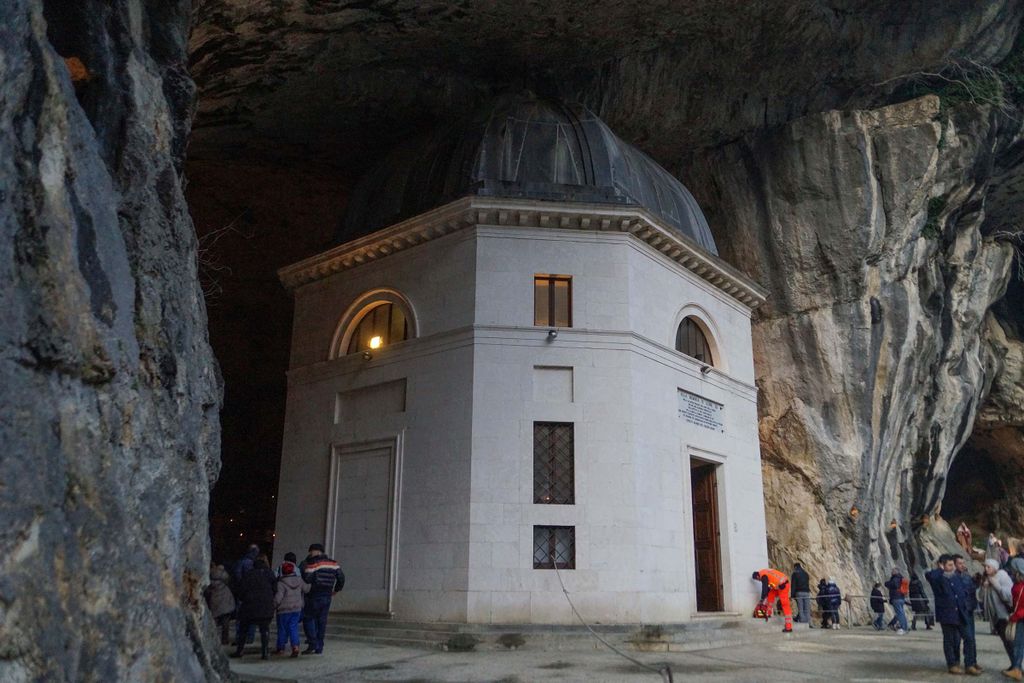 kápolna, Olaszország, Frasassi-barlangrendszer,  Santa Maria infra Saxa szentély, Genga,