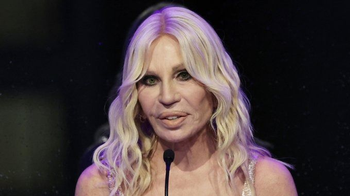 Óriási bajba került Donatella Versace