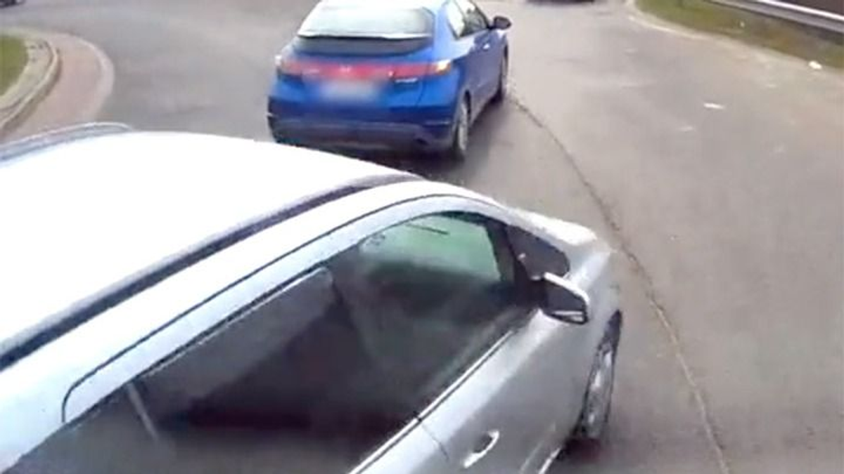 Olyan pofátlanul vetődött a körforgalomba, hogy szinte leborotválta a kamiont az M0-snál - videó