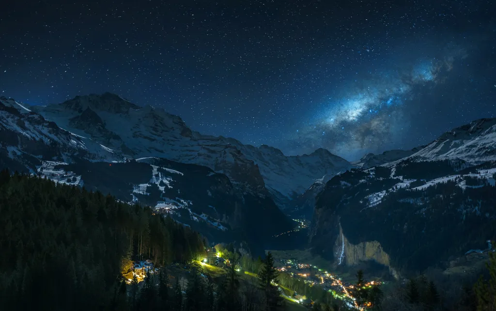 Milky,Way,Over,Fairytale-like,Lauterbrunnental,And,Snowy,Jungfrau,,Bernese,Oberland,