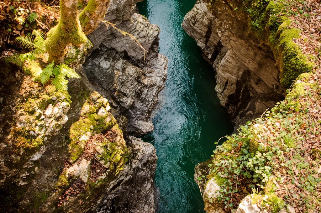 Látványos képek az Okatse-kanyon függőleges szikláihoz rögzített panorámaösvényről, Grúzia, Georgia