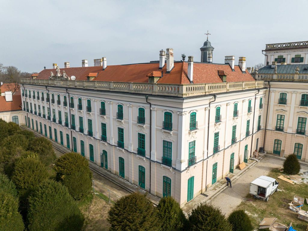 magyarepitok, Megszépül a barokk-rokokó kastély, Esterházy-kastély, háromszintes nyugati szárny, Fertődi Építő és Szolgáltató Zrt. (FÉSZ) és a ZÁÉV Építőipari Zrt.