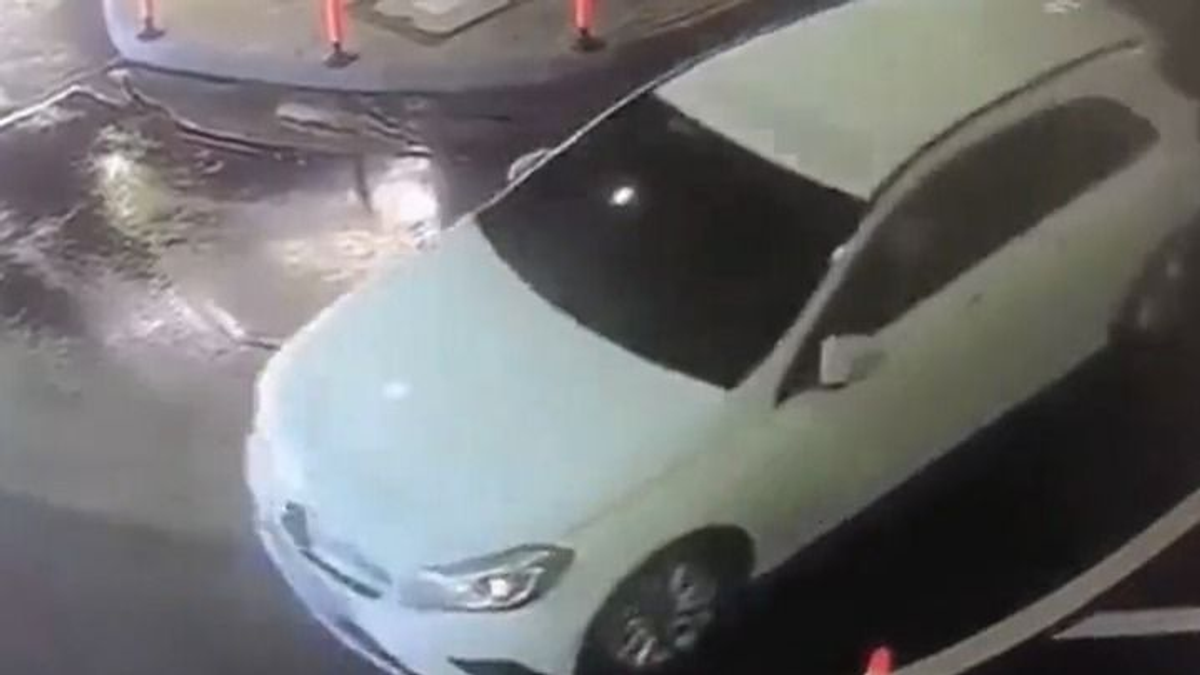 Végzett a nő az autómosóban, azonnal összetörte a tiszta kocsit - videó