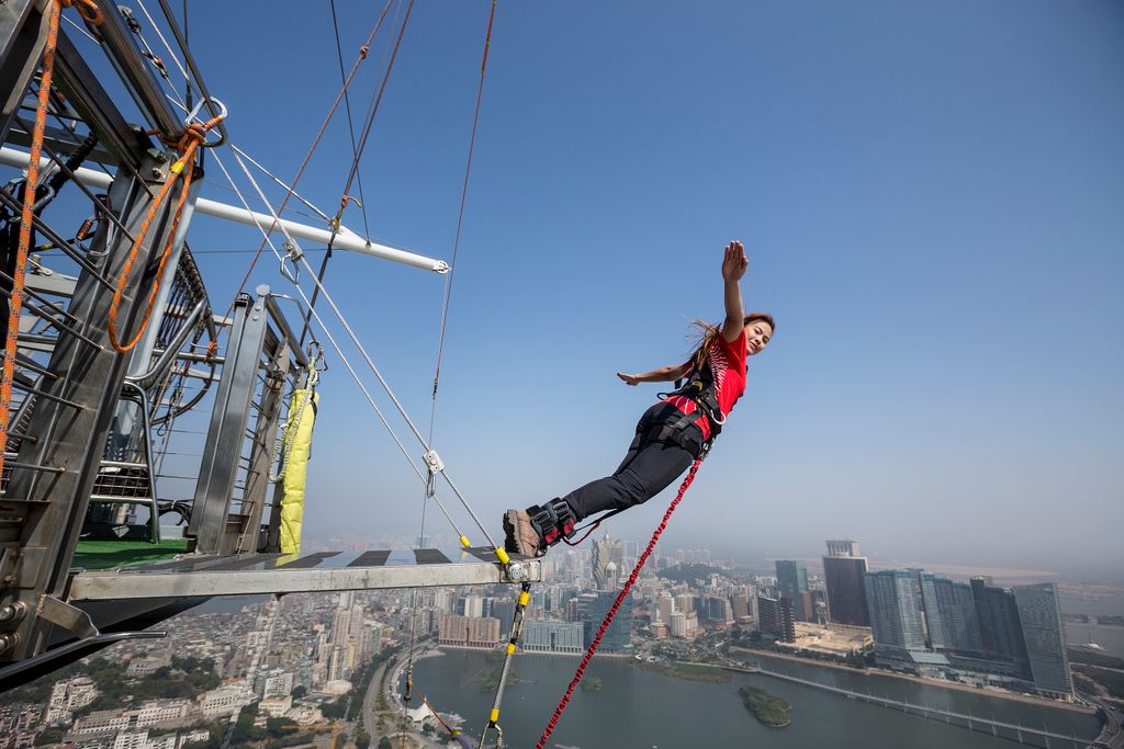 Bungee jumping a Macau Tower tetejéről