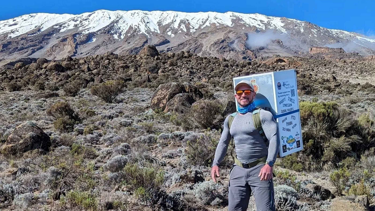 Michael Copeland a hátára szíjazott körülbelül 30 kg-os hűtőszekrénnyel mászta meg az 5 895 méter magas tanzániai csúcsot