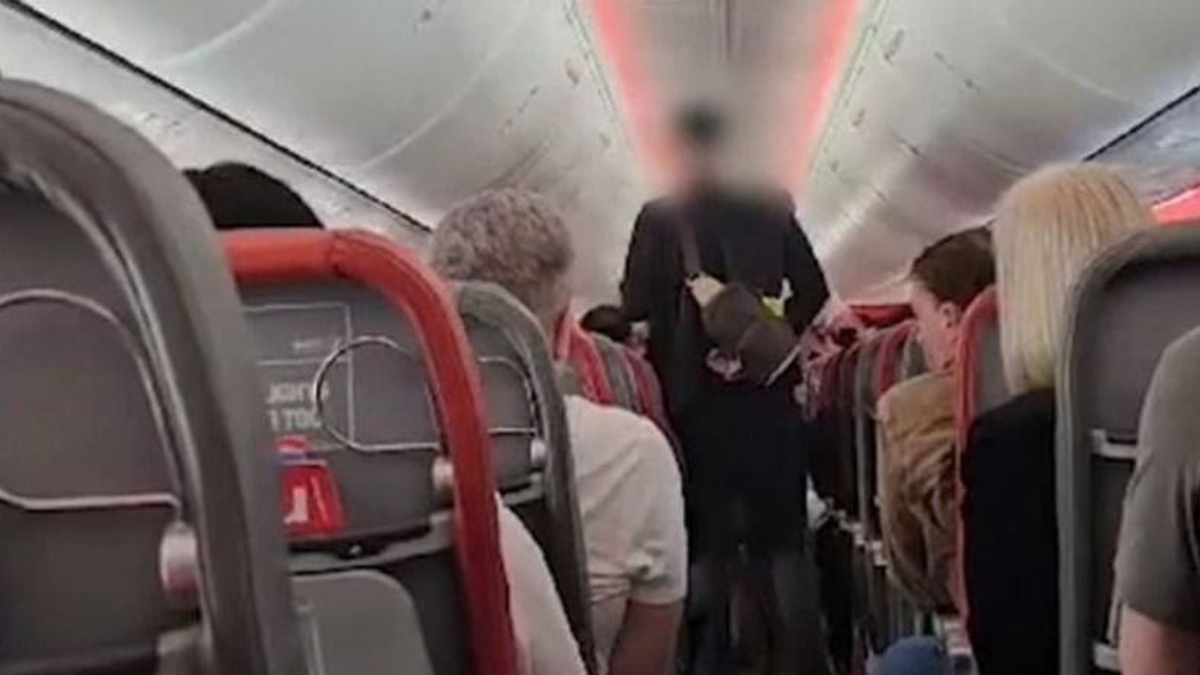 Botrányosan viselkedő utas miatt kellett kényszerleszállást végrehajtania egy repülőnek