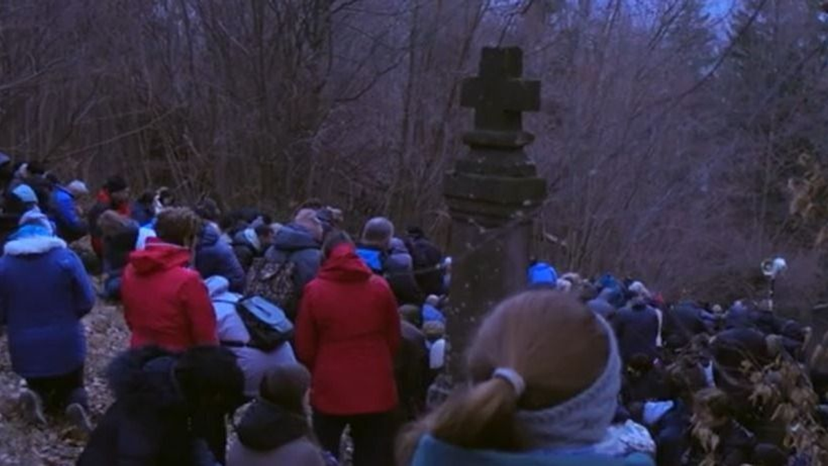 Többszázan voltak a nagypénteki keresztúti ájtatosságon Csíksomlyón - videó