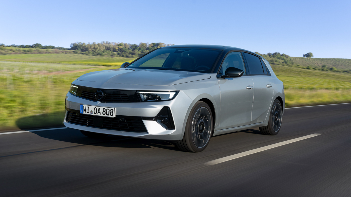 Már takarékos öntöltő hibridként is megvásárolható az Opel Astra