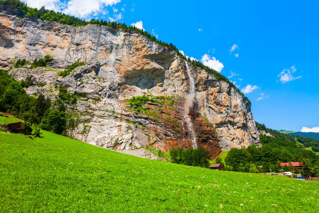 Staubbachfall,Wasserfall,Waterfall,In,Lauterbrunnen,Valley,In,The,Interlaken,District