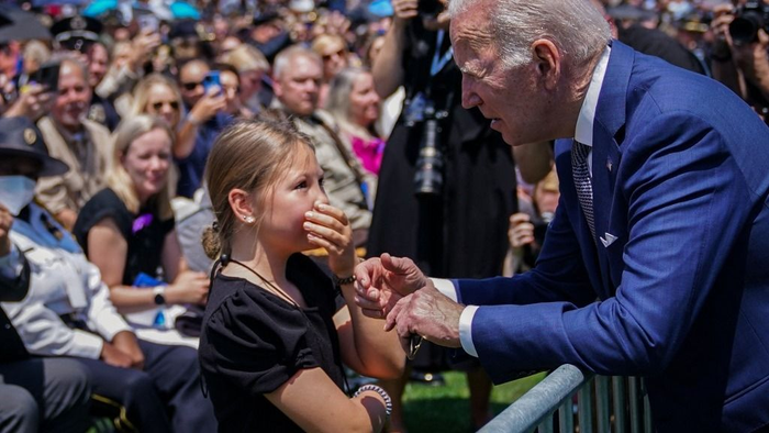 Biden egyik demokrata szenátora gyermekszexbabákkal ajándékozná meg a pedofilokat