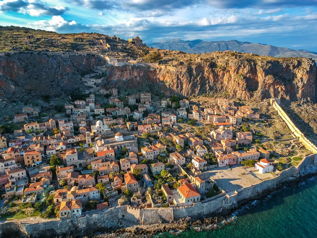 Monemvaszia, görögország, görögország gibraltárja,  Bizánci Birodalom idején, bevehetetlen város, hegy mögötti város