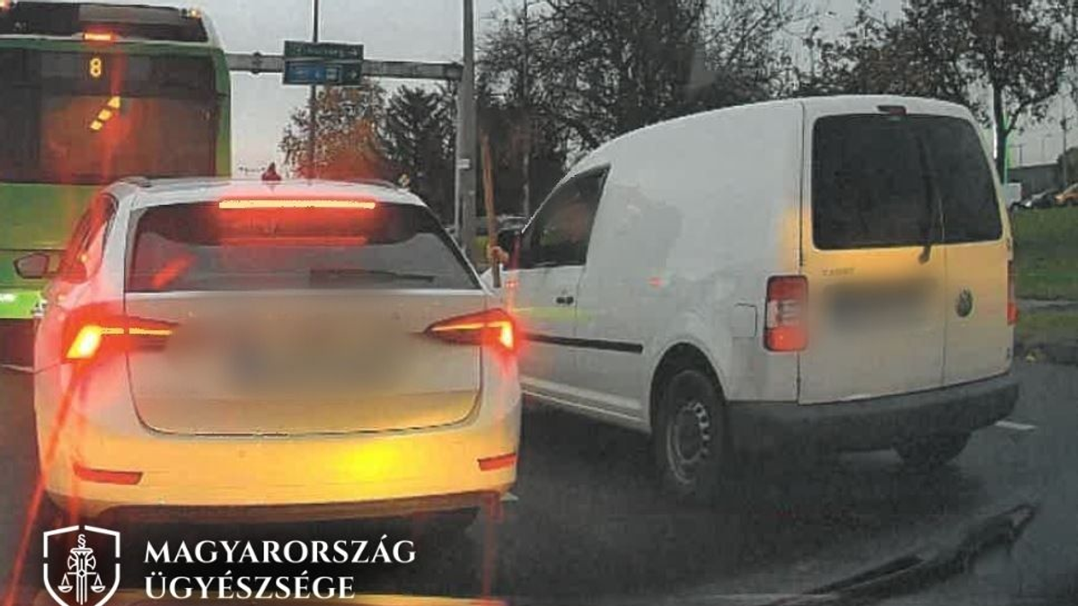 Bottal fenyegetőzött egy autós Pécsen