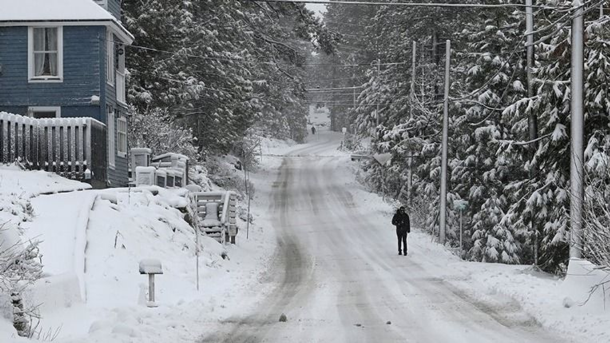 Tombol az ítéletidő Kaliforniában és Nevadában, a hóvihar miatt utakat, síközpontokat és parkokat is lezártak