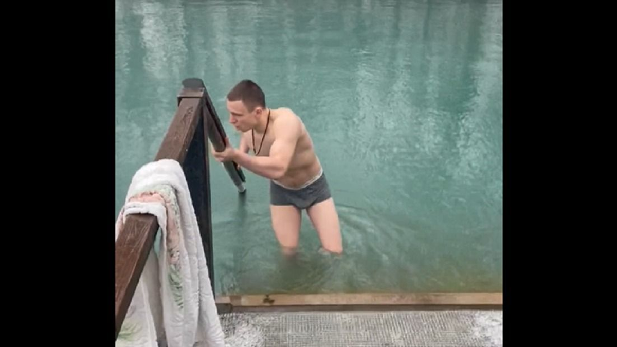 Bement a jéghideg tóba a fiú, de erre nem számított - videó