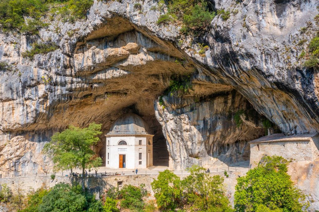 kápolna, Olaszország, Frasassi-barlangrendszer,  Santa Maria infra Saxa szentély, Genga,