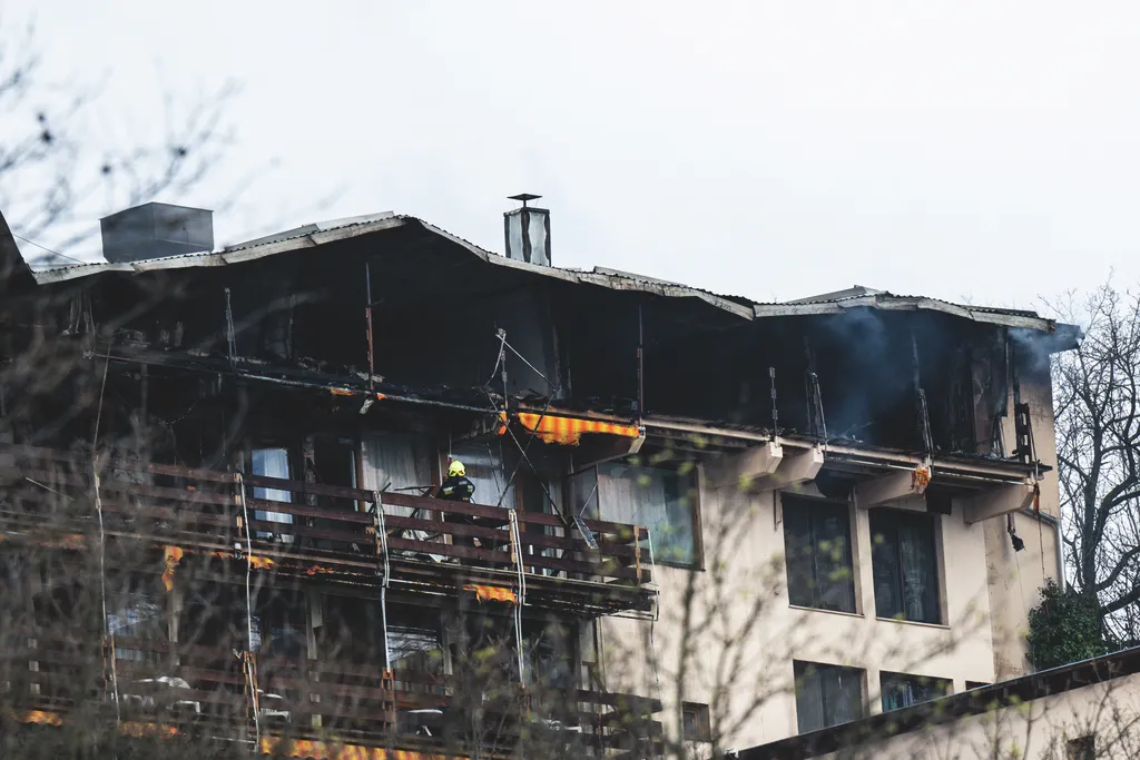 Hotel Silvanus, Visegrád, tűz, ég, lángok, kigyulladt, HotelSilvanusVisegrád,